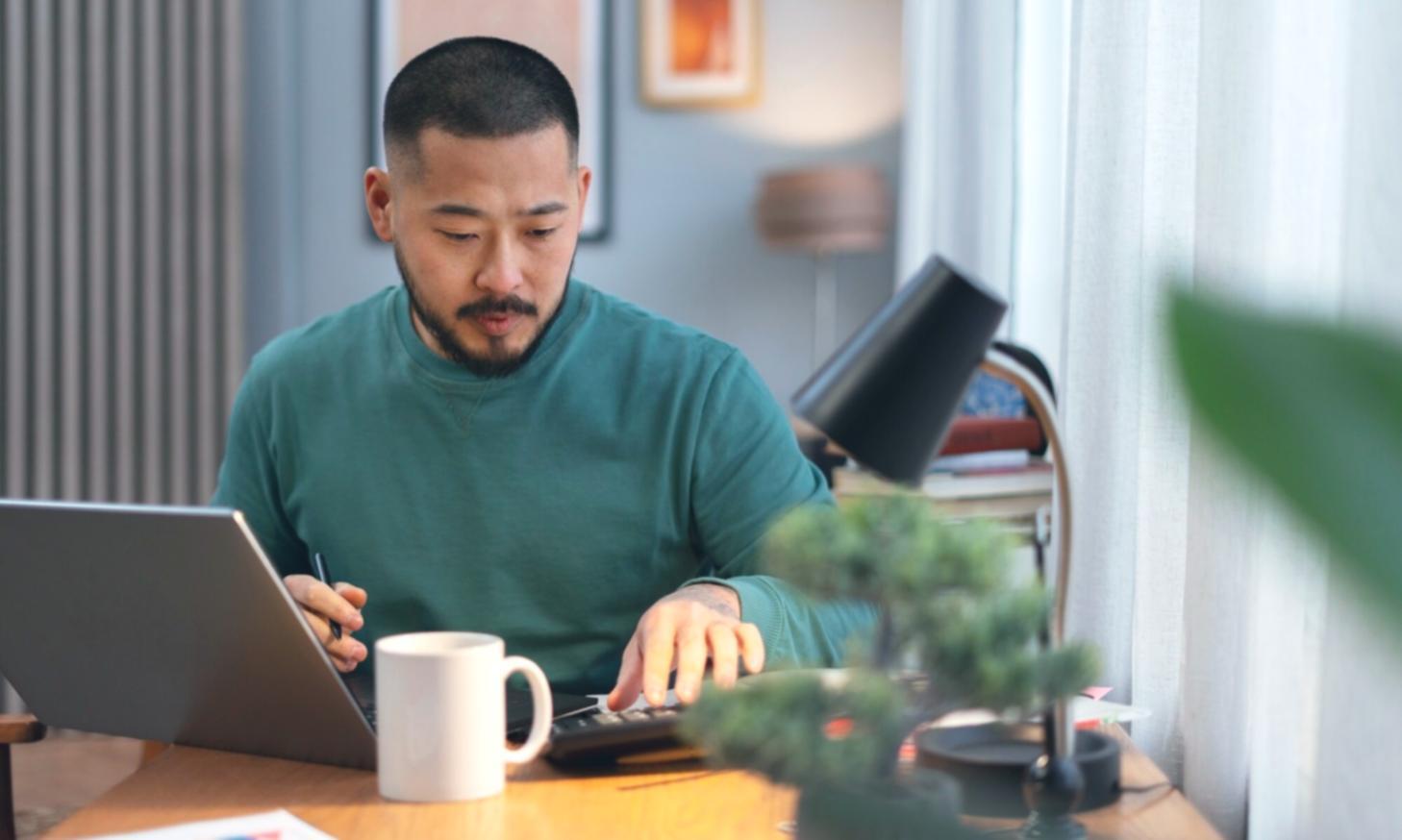 Analyse approfondie des données financières sur un bureau moderne